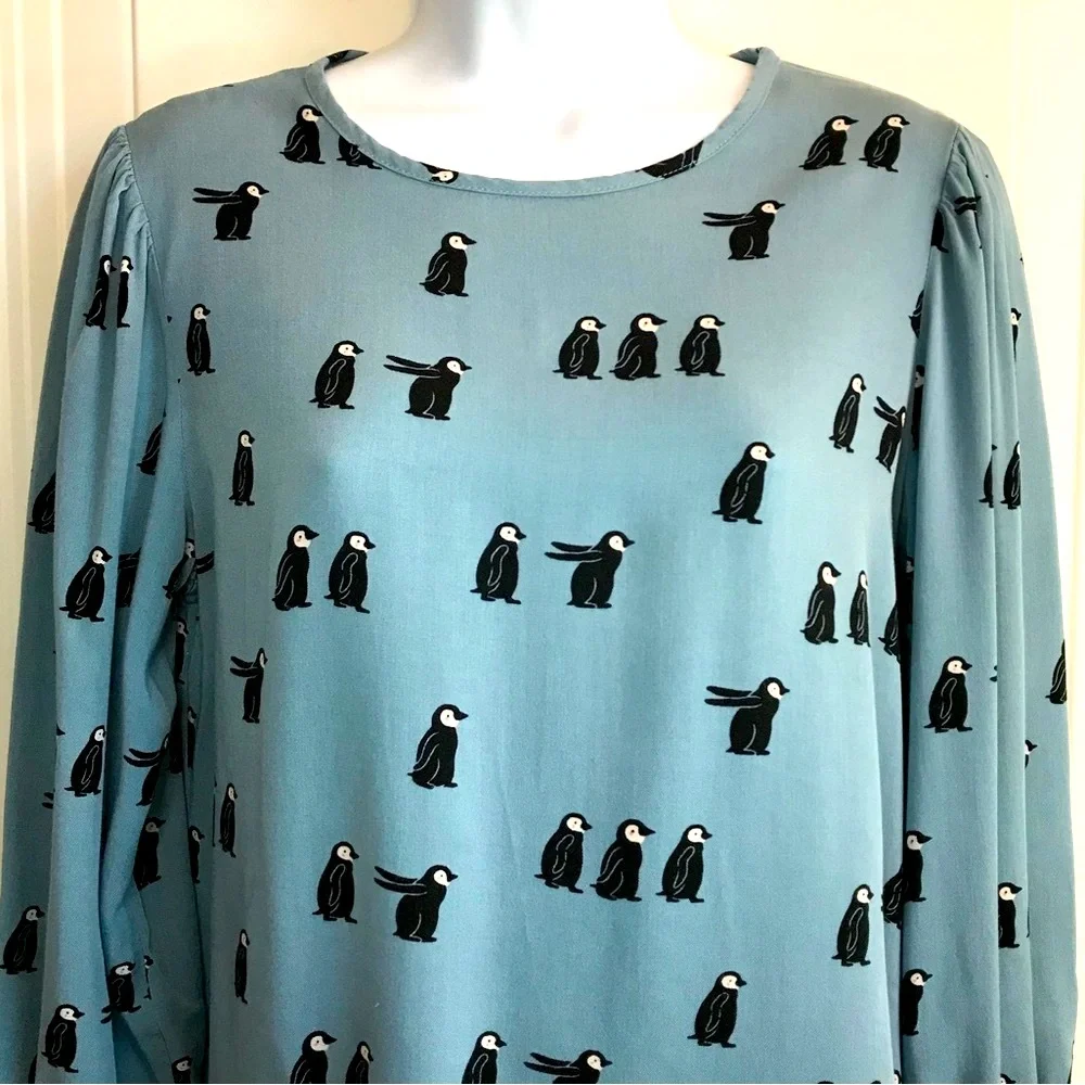 🔴 4/$15 Penguin print blue long ruffle edge sleeve viscose blouse size M in EUC - Picture 7 of 16